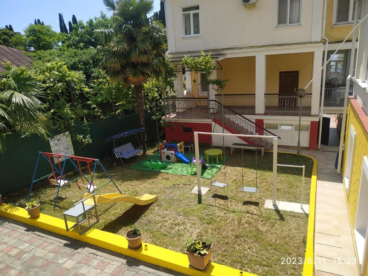 Бестужевский Дворик Gagra Exterior foto
